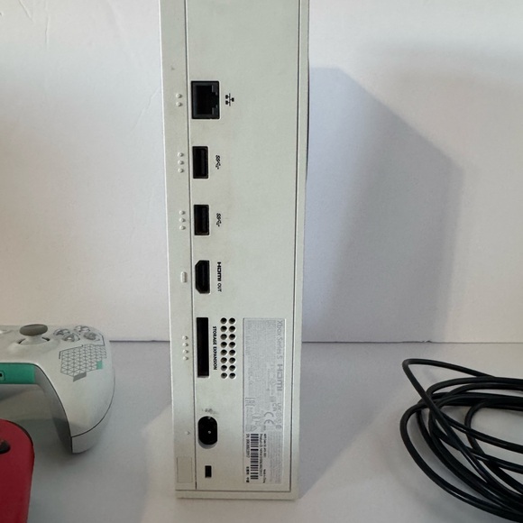 Xbox Series S with Wireless Controllers and  WD-black 512 GB - Picture 2 of 8